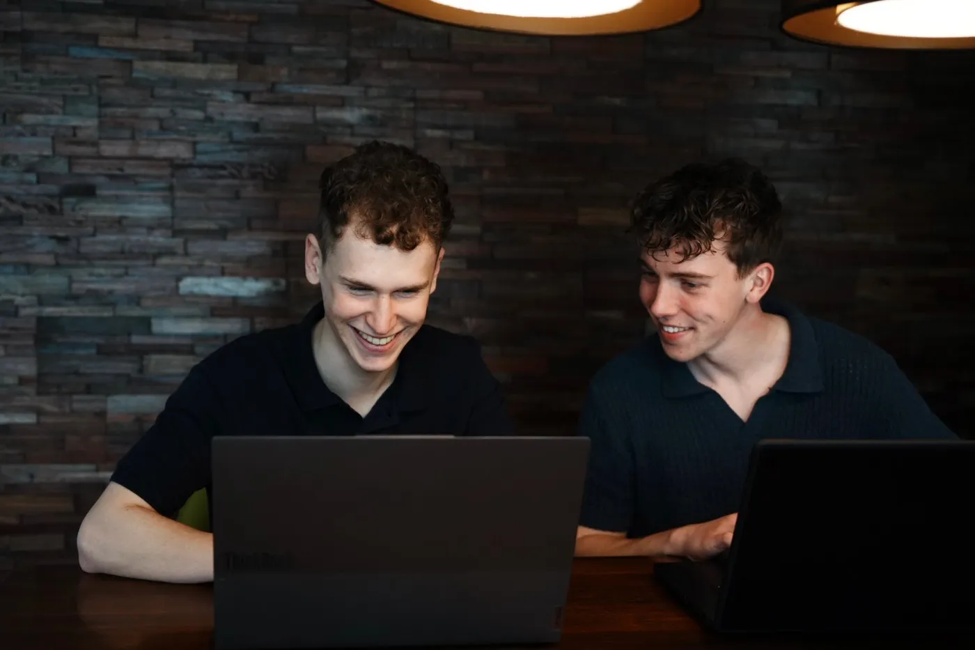 Tim en Jesse van Solvation samen aan het werk achter hun laptops